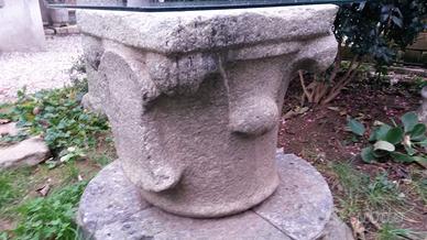 Capitello in pietra serizzo del 600