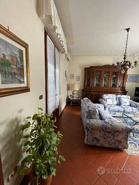 Villa a Carmignano, 9 locali