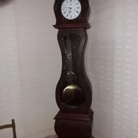 Orologio a pendolo in noce