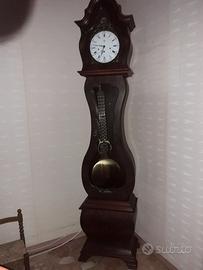 Orologio a pendolo in noce