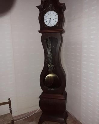 Orologio a pendolo in noce