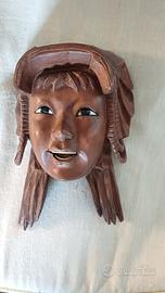 Maschera in legno intagliato