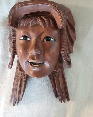 Maschera in legno intagliato