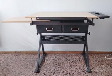 Scrivania con piano regolabile
