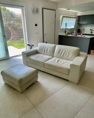 Sofà con pouf da restaurare