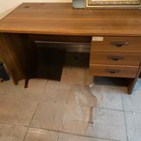 Scrivania con cassettiera, libreria e  mobile