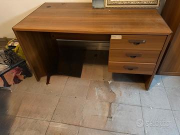 Scrivania con cassettiera, libreria e  mobile