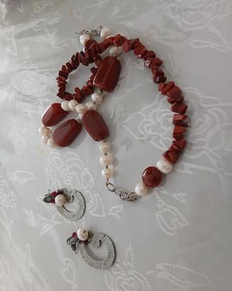 set collana e orecchini in pietra rossa e perle