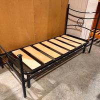 Letto singolo in ferro con rete