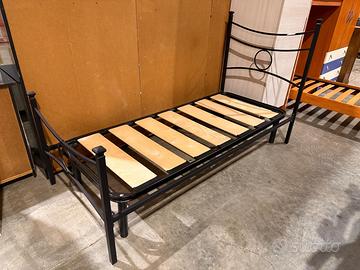 Letto singolo in ferro con rete
