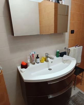 mobile da bagno sospeso in finitura wengé