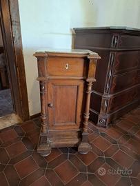 Comodino Antico in Legno Massello con Marmo