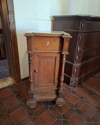 Comodino Antico in Legno Massello con Marmo