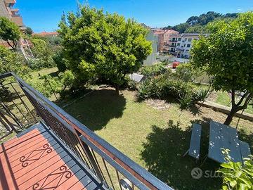 Pietra Ligure, appartamento con ampio giardino