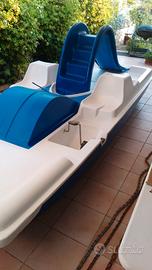 Pedalò bianco e azzurro