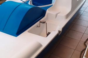 Pedalò bianco e azzurro