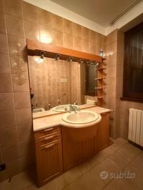 Mobile bagno con specchio e lavabo