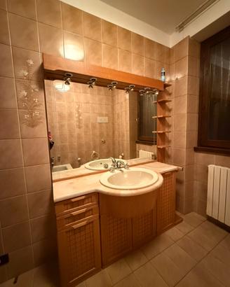 Mobile bagno con specchio e lavabo