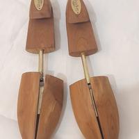 Tendi scarpe in legno