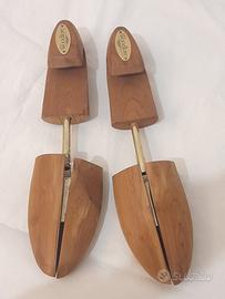 Tendi scarpe in legno