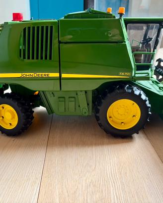 Modellino mietitrebbia JOHN DEERE marca BRUDER