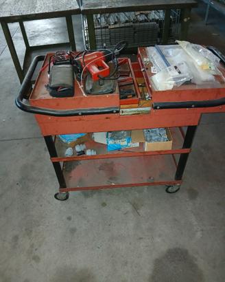 Carrelli con attrezzi per officina/fai da te