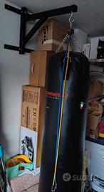 Sacco da boxe con staffa
