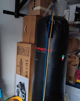 Sacco da boxe con staffa