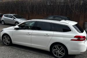 Peugeot 308 station wagon con tetto panoramico