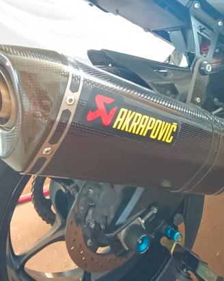 TERMINALE AKRAPOVIC IN CARBONIO OMOLOGATO