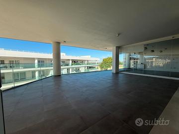 Ufficio con ampia terrazza a livello e p.auto