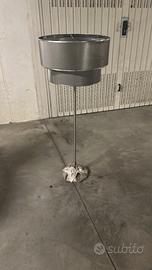Lampada in acciaio a stelo