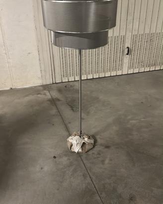 Lampada in acciaio a stelo