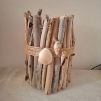 Vaso decorativo in driftwood e conchiglie