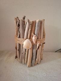 Vaso decorativo in driftwood e conchiglie