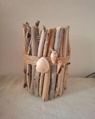 Vaso decorativo in driftwood e conchiglie