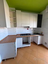 Cucina con gas, cappa, lavello + tavolo e 4 sedie