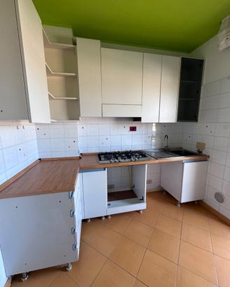 Cucina con gas, cappa, lavello + tavolo e 4 sedie