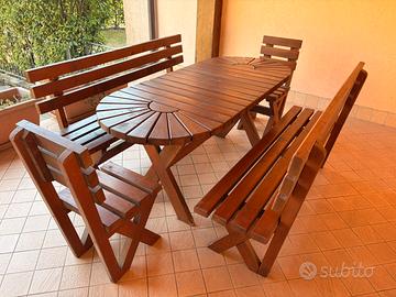 Tavoloi in legno da giardino con panche e sedie