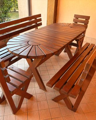 Tavoloi in legno da giardino con panche e sedie