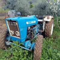 Trattrice agricola a 4 ruote motrici