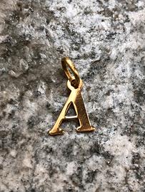 Ciondolo a Forma di A in Oro 750