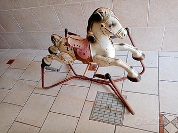 Cavallo a dondolo in latta antico