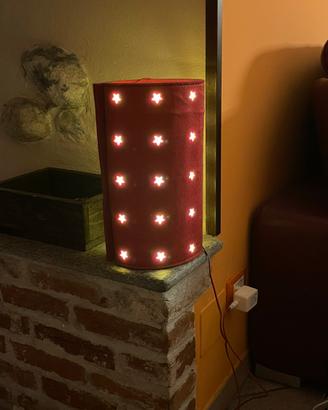 Lampada da tavolo con decorazioni natalizie