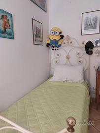letto singolo in ferro battuto con rete e accessor