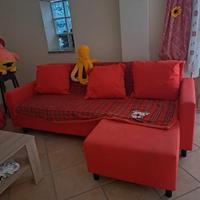 divano letto ikea e mobiletto basso