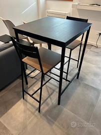 Sgabelli e tavolo bar