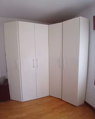 Armadio ad angolo bianco