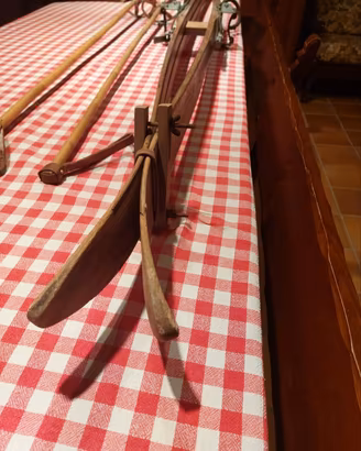  Splendida coppia di sci in legno storici