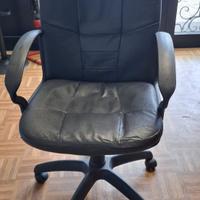 poltrona da ufficio nera, con rotelle reclinabile